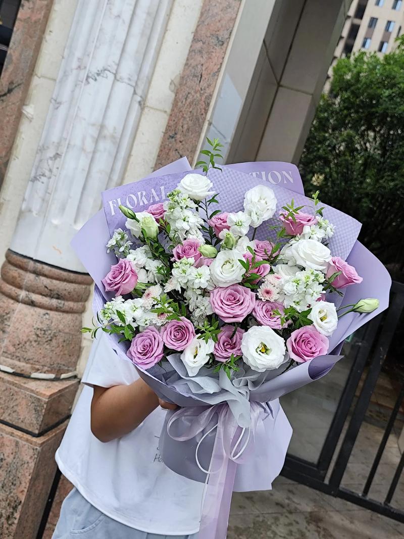 鲜花花束：都市生活中的温柔慰藉